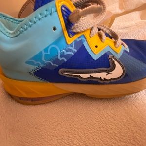 Nike Lebron 18 Low Looney Tunes size 7 Y
